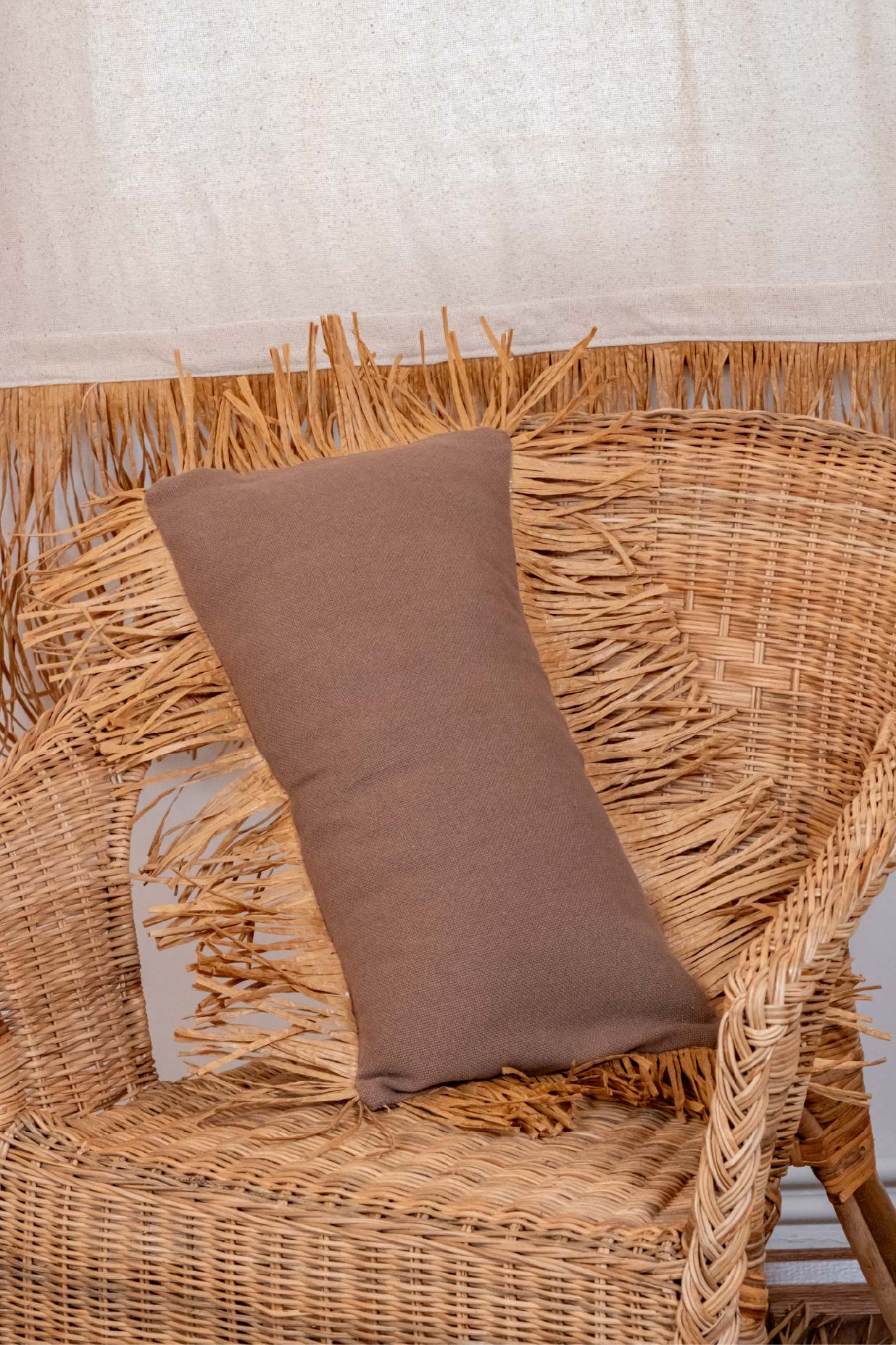 Bohem Rafya Püsküllü Doğal Kumaş Kırlent Kılıfı Kahve 25x50 cm